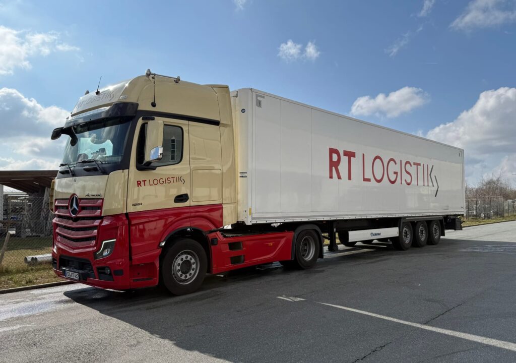 02-RT-Logistik-Fuhrpark-Sattelzug-mit-Kofferauflieger