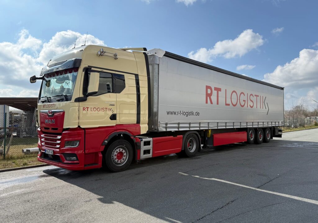 RT-Logistik Fuhrpark Sattelzug mit Planenauflieger