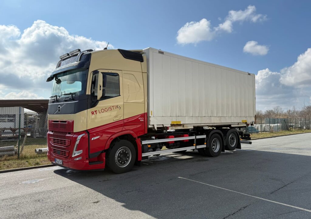 RT-Logistik Fuhrpark Gliederzug mit Wechselbrueckenaufbau